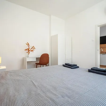 Elegant 1bdrm In Prime Location