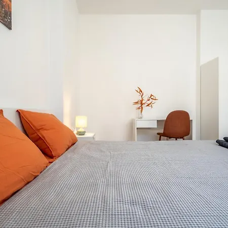 Elegant 1bdrm In Prime Location *